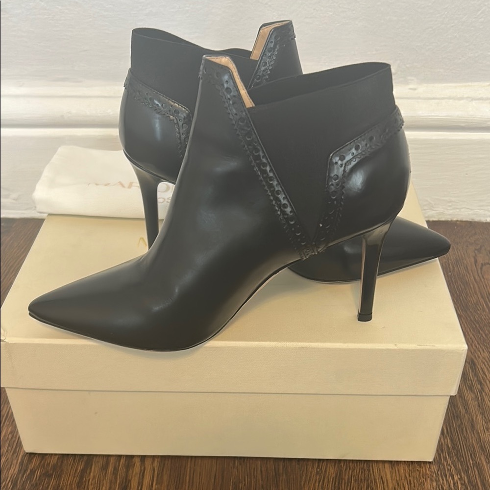 Elegant Black Heeled Boots with Pointed Toe